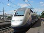 TGV Dupelx als TGV 9868 bei der Einfahrt von Beziers dieser TGV zog noch einen TGV Atlantique also einen alten TGV, seltsamer weise war der erster TGV abgeschlossen, wahrscheinlich war der TGV Dupelx nur eine berfhrungsfahrt und der Zweite war dann der Planzug.
23.8.2005