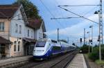 Der TGV Douplex 4717 durchfährt am 24.07.2015 um 20.56 Uhr den Bahnhof Heitersheim an der Rheintalbahn