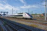 Donnerstag den 28.09.2023 um 12:41 Uhr in Strasbourg (F). Einen Tag am Bahnhof Strasbourg (Elsas). Die Aufnahme wurde auf der Nordseite des Bahnhofs gemacht. Thematisiert wird nur das Fahrzeug und nicht die Bestimmung eines Zuges. Ausfahrender TGV Euroduplex 2N2. Zugskurznummer: 825. Treibkopfkurznummer: 310279. Fahrzeugnummer am 1. Triebkopf gem. UIC: 93 87 0310 249-2 F-SNCF. Was bedeutet  TGV INOUI“. Der Unterschied ist besonders an Bord der Züge sichtbar, da einige TGV Doppeldecker (Duplex) und andere Eindecker sind. Darüber hinaus wurden mit dem Übergang vom TGV zum TGV INOUI die Züge renoviert und verschiedene Ausstattungen an Bord vorgenommen: verstellbare Sitze, Steckdosen, ausklappbare Tischchen, mehrere Gepäckräume und vieles mehr. Koordinaten GMS (Grad, Minuten, Sekunden): N 48° 35’ 14.8’’ O 7° 44’ 10.9’’