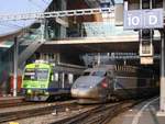 Der BLS-RBDe 565 733 als S33 Richtung Belp-Thun und ein SNCF-TGV bei der Ausfahrt Richtung Neuchâtel-Frasne-Paris am 11. Oktober 2007 in Bern. Diese TGV-Verbindung wurde im Dezember 2009 eingestellt.