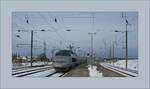 Ein TGV Lyria verlässt Frasne in Richtung Paris Gare de Lyon und funkelt mit der Fahrleitung. 

2. April 2010