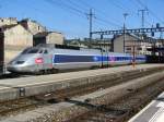 Die TGV Sud-Est Einheit Nummer 55 bei der Ausfahrt aus dem Bahnhof GEnve Richtung Frankreich.