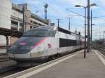 TGV 2358 zur Fahrt von Colmar nach Paris Est erreicht am 28. Mai 2013 den Bahnhof Straburg.