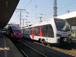 Abellio ET 25 2301 stand am 21.04.19, als RE19 nach Düsseldorf Hbf, neben Thalys 4306 nach Paris Nord.