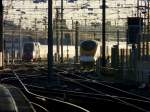 Parallelausfahrt eines Eurostars und eines Thalys aus dem Bahnhof Brssel Midi am spten Nachmittag des 17.02.08.