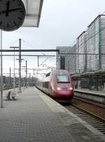 Kurz nachdem eine Durchsage gemacht wurde:  Achtung, durchfahrender Zug! , raste dieser Thalys auch schon durch den Bahnhof von Leuven/Louvain. 09.03.08
