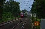 Aus Korschenbroich kommt der Thalys 4344 in die Steigung zu Mönchengladbacher Hbf gefahren, gleich wird der Zug durch den Haltepunkt Mönchengladbach Lürrip fahren.