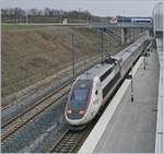 Der TGV LYRIA 9203 fährt nach seinem kurzen Halt in Belfort-Montbéliard TGV Richtung Zürich weiter.