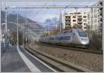 Der TGV passiert die RhB Haltestelle Chur Wiesental. (09.12.2007)