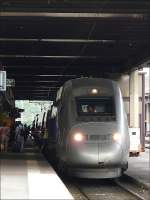 Es muss schnell gehen beim Aus- und Einsteigen im Bahnhof von Metz, da die TGV POS Einheit nicht lange hlt.