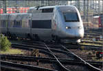 Auf seinem Weg durch das Vorfeld -    Der TGV scheint das richtige Gleis zum vorgesehenen Bahnsteig gefunden zu haben.