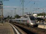 08.04.2011: Der TGV POS 4416 passiert als TGV 9575 (Paris Est - Mnchen Hbf) den Bahnhof Bruchsal.