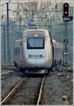 - Zusammengestaucht - Eine TGV POS Einheit nhert sich am 29.10.2011 der Gare Centrale von Strasbourg.
