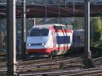 TGV 507 fhrt langsam in den Bahnhof Luxemburg ein.