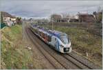 Der SNCF Coradia Polyvalent régional tricourant 31551 und ein weiter erreichen als TER 884662 von St-Gervais-Les-Bains-La-Fayet kommend ihr Ziel Annemasse.