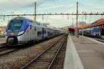 Zu den neuesten Fahrzeuggattungen der SNCF gehören die Regio2N (Z 55500/Z 56500). Am Abend des 31.03.2017 treffen sich im Bahnhof Saint-Etienne Chateaucreux eine gerade aus Lyon angekommene Doppeltraktion sowie ein Einzelzug, der auf Fahrgäste nach Lyon wartet.