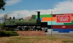 Als Blickfang steht dieser Dreikuppler der früheren Compagnie Paris-Lyon-Mediterranee vor der Cite du train, dem französischen Eisenbahnmuseum in Mulhouse (19.07.2015)