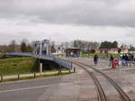 Zwischen Saint-Valery-Canal und Saint-Valery-Ville führen das Vierschienengleis der CFBS und die Straße gemeinsam mit einer Brücke über das Schleusensperrwerk der hier kanalisierten Somme, die damit vom Hafen und vom Atlantik mit seinen starken Gezeiten abgesperrt werden kann.
Die Chemin-de-Fer-de-la-Baie-de-Somme (CFBS) ist eine meterspurige Museumseisenbahn in Nordfrankreich an der Sommemündung in den Atlantik.
2016-03-26 Saint-Valery-sur-Somme