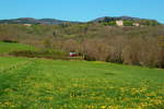 Hinter Boucieu-le-Roi weitet sich das Tal des Doux, am 08.04.2017 fährt der Billard-Triebwagen 213 des Train de l'Ardeche von Arlebosc in Richtung Boucieu-le-Roi