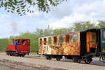 Train Thur Doller Alsace (Chemin de Fer Touristique de la Vallée de la Doller CFTVD): Der hübsch dekorierte Wagen 72 erinnert an 150 Jahre der Strecke Cernay - Sentheim. Cernay St.André, 31.Juli 2019  