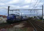 SNCF BB27306 schiebt ihren (leicht modernisierten) Doppelstockwagenzug aus Wagen des Typs VB2N nach Paris-Montparnasse.

2012-10-05 Clamart