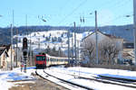 Die französische Strecke Les Verrières - Pontarlier: Geschoben vom Triebwagen 562 001  fährt der SBB-Zug aus Pontarlier aus ins Jura-Gebirge hinein. 16.Februar 2019 