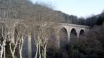 Frankreich, Languedoc, Hérault, der Viaduc de Vèbres bei Hérépian (kurz vor der Einfahrt in den Bahnhof von Bédarieux). Auf der Strecke Béziers-Neussargues(-Clermont-Ferrand) verkehren nur noch wenige Züge. Die 1500 V Gleichstrom Elektrifizierung des Typs  caténaire inclinée  wird trotz ihres Zustandes wohl kaum erneuert. Man erkennt an der Oberleitung, dass die Strecke hier zweigleisig war. 09.02.2014