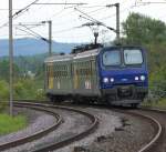 Triebwagen der Srie Z2 / 11500 der SNCF - 

Fr den Deutschen Betrachter sehen Fahrzeuge aus anderen Lndern meist etwas gewhnungsbedrftig aus. Das ist auch beim Anblick der Srie Z 2 / 11500 der SNCF so.

11502 befhrt am 16 Mai 2012 die Strecke Thionville - Apach (Grenze zu Deutschland an der Obermoselstrecke). Hier hat er gerade Koenigsmacker in Richtung Apach verlassen. Whrend zwischen Thionville und Metz der  Takt  auf fast 20 Minuten verdichtet ist werden die Randlagen nur drftig bedient. Ganze 3 Zugpaare verkehren im Personenverkehr zwischen Thionville und Apach.

Gterzge trifft man hufiger an.