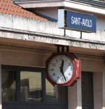 La gare de Saint Avold mit interessanter Bahnhofsuhr.
04.09.2012 - Bahnstrecke 172000 Remilly - Bning - Forbach - Stiring-Wendel (Saarbrcken ALLEMAGNE)