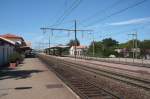 Diese Aufnahme liefert einen Blick auf den Bahnhof der Hauptstadt der Region Provence-Alpes-Cte d’Azur. Es handelt sich hierbei um Arles. (11.08.09)