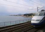 Ein TGV auf der Fahrt nach Nizza, am stlichen Stadtrand von Cannes. Die Strecke verluft hier direkt am Mittelmeer entlang.
Eine seltene Aufnahme, obwohl es gar nicht danach aussieht:
fotografiert am 13.4.2010, whrend des landesweiten Eisenbahnerstreiks!
