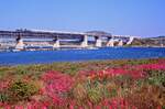 Zur Linie Miramas - L'Estaque gehört die Caronte-Brücke bei Martigues. Am 05.05.1998 befahren zwei BB66600 die Drehbrücke aus dem Jahr 1915.