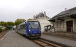 Der Meterspur-Triebzug SNCF-X74502 fährt als TER61259 von Romorantin in Valençay ein. 
Der Bahnhof Valençay der Meterspurstrecke der Chemin de fer du Blanc-Argent ist derzeit der Endpunkt der von Regelzügen befahrenen Strecke. 

2018-09-17 Valençay