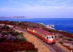 x204 mit einem Bderzug an der Bucht von Calvi. Morgendlicher Zug 310 am 23.08.2005.