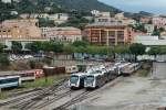 Ein Blick auf die Abstellgleise des Bahnhofs Bastia (15.06.2014). Neben modernen AMG 800 sind dort auch noch zahlreiche ältere nicht mehr benötigte Fahrzeuge abgestellt.
