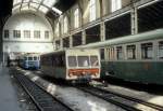 CP, Chemins de fer de Provence: Ein Schienenbusbeiwagen in der Halle der Gare CP / des CP-Bahnhofs in Nice / Nizza im August 1980.