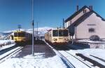 Im Bahnhof des Wintersportortes Font Romeo-Odillo Via, dem auf 1.533 m Höhe gelegenen zweithöchsten Bahnhof des Petit train jaune, treffen sich im Februar 1996 die Triebwagen Z 107 und 113. Die Fahrzeuge stammen noch aus der Eröffnungszeit der Bahn im Jahre 1910.