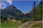 Vor der grandiosen Kulisse der Bergwelt des Mont-Blanc Gebietes, erreicht ein Regionalzug in Kürze Vallorcine.