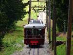 Triebzug 'Jeanne' der Tramway du Montblanc quält sich samt Steuerwagen die Steigung vor dem Haltepunkt Bellevue hinauf. Man beachte die Gleislage und die schiefen Masten.

Ursprünglich war geplant, die Zahnradbahn bis auf den Mont Blanc zu bauen. Dies erwies sich jedoch als zu aufwändig, sodass die Bahn nur bis zur Nid d'Aigle, der mit 2362 höchsten Bahnstation Frankreichs gebaut wurde.

Aufnahme vom 10.08.2016, 14:55