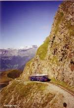 Triebwagen  Marie  der Tramway du Mont Blanc TMB(Meterspur Adhäsions- und Zahnradbahn) kurz vor der Endstation Nid d´Aigle 2372m, im September 2004.