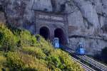 Ein Schrgaufzug zu den Le Treport – Terassen. Die 1908 erffnete Standseilbahn Funiculaire du Trport fhrte von der Unterstadt zur Wohnsiedlung oberhalb auf das Fels- Plateau ber den Kreidefelsen. Sie erwies sich bereits nach dem ersten Weltkrieg als wenig rentabel und wurde nach 1945 nicht wieder in Betrieb genommen. 2006 wurde auf ihrer Trasse ein erster Schrgaufzug errichtet und 2008 erweitert. Bemerkenswert ist seine Fhrung in einem Tunnel, der mit einem doppelten Portal in die Felswand fhrt. Gesehen und auch benutzt am 25.05.2013. Man kann auch Treppen steigen.