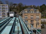 Funiculaire du Havre. Bergfahrt mit Kreuzung. Die Standseilbahn in Le Havre verbindet die Unterstadt mit den Wohngebieten auf der Hochebene. Sie ist Teil des ÖPNV-Angebots in Le Havre. Sie wurde 1890 eröffnet und 1911 elektrifiziert. Da die Bahn veraltet war, wurde sie von 1969-1972 geschlossen und als neue Bahn auf Gummirädern wieder eröffnet. Sie ist 343 Meter lang und überwindet einen Höhenunterschied von 77 Metern. Momentan ist sie seit August 2016 außer Betrieb, da Korrosionsschäden am Fahrweg behoben werden müssen. 29.03.2016 Le Havre