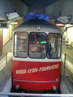 Hier steht Wagen2 der Standseilbahn von Saint-Jean (wird auch Vieux-Lyon = Lyon-Altstadt genannt) nach Fourvire in der Ausgangsstation.
Die Wagen dieser Bahn sind in den 1960er-Jahren in der Schweiz von der Firma Gangloff in Bern erbaut worden und bis heute in Betrieb.
Um die erheblichen Hhen, die direkt an der Altsstadt von Lyon beginnen, zu berwinden, gibt es bis heute zwei Standseilbahnen. Sie sind Teil des ffentlichen Nahverkehrsnetzes und auch im Metroplan enthalten. Beide beginnen in der Altstadt an der Metrostation Saint-Jean.
08.06.2007 Lyon