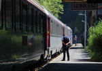 Stress? Hecktig? Keine Spur davos zu sehen. Auf so manchen französischen Nebenbahnen geht es eher gemütlich zu. Während der eine noch einen Plausch mit dem Lokführer hält genießt der andere die warme Sonne. So gesehen beim Halt des IC 15957 (Clermant-Ferrand - Nimes) im Bahnhof von Genolhac.
Genolhac, 17. Juli 2016