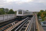 Métro-Fahrzeug 50 startet seine Fahrt auf der Ligne 2 der Métro Lille.
Es handelt sich um ein Fahrzeug der ersten Generation vom Typ VAL206 (Breite 206cm) das 1987 von Matra gebaut wurde.

2014-08-31 Lille-Saint-Philibert  