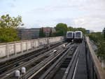 Die Métro-Fahrzeuge 104 und 138 vom Typ VAL-208 (Siemens 1999) am Endpunkt der Ligne 1 der Métro Lille.