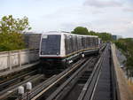 Das Métro-Fahrzeug 125 der Métro Lille vom Typ VAL-208 (Siemens 1999) am Endpunkt der Ligne 1 am Universitätsklinikum.