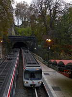 Métro TCL-210 auf der Linie C auf Talfahrt, während TCL209 auf Bergfahrt unterwegs ist, in der in ungebrochener Steigung zwischen zwei Tunnels liegenden Zwischenstation Croix-Paquet. Die Linie C der Lyoner Métro ist eine Zahnradbahn System Roll. Die Strecke wird im gemischten Zahnrad/Adhäsionsbetrieb befahren. Die sehr steile Strecke mit einer maximalen Steigung von 17,3 % geht ursprünglich auf eine Standseilbahn zurück. 2016-11-14 Lyon Croix-Paquet