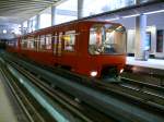 Lyon Metrolinie D in der Endhaltestelle Gare de Vaise.
Die Linie D wird mit fahrerlosen vierachsigen Triebwagen des Typs MPL 85 betrieben, die mit Gummirdern (Pneus) ausgestattet sind.
Diese 1991 erffnete Linie ist eine der wenigen automatischen fahrerlosen U-Bahnlinien der Welt. 

06.08.2007