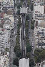 Am 10.08.2016 ist ein Zug der Metro Paris als M6 auf der Hochbahnstrecke zwischen den Stationen Sevres-Lecourbe und Cambronne in Richtung Seine unterwegs.